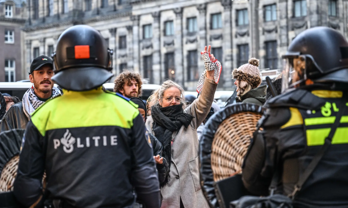 متظاهرة متضامنة مع فلسطين تواجه الشرطة الهولندية