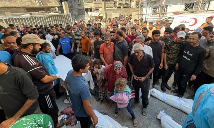 أهالي الشهداء يلتفون حول الجثث في غزة