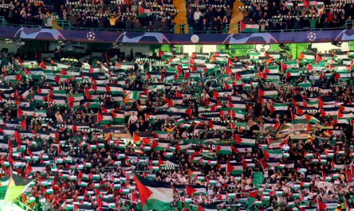 رفع الأعلام الفلسطينية في مباراة كرة قدم