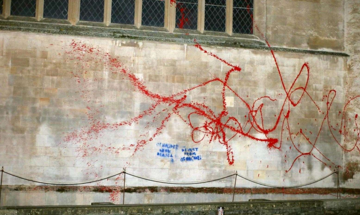 تلطيخ الجدران تضامنًا مع فلسطين
