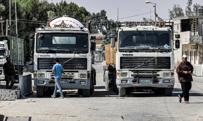 شاحنات تحمل المساعدات