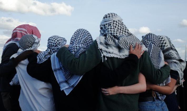 طلاب يرتدون الكوفية تضامنًا مع فلسطين