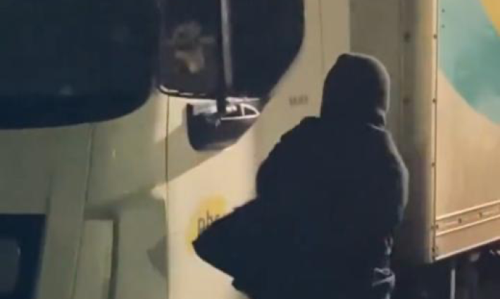 ناشط يستهدف شاحنات مجموعة PHS التابعة لشركة إلبيت للأسلحة الإسرائيلية