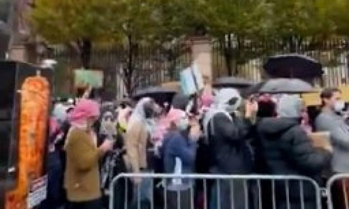 احتجاج طلابي في برنارد لدعم الطلاب المتضامنين الذين تقمعهم الجامعة