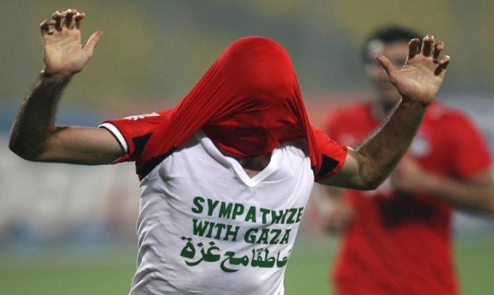 لاعب كرة قدم يبرز عبارة تضامنية مع غزة