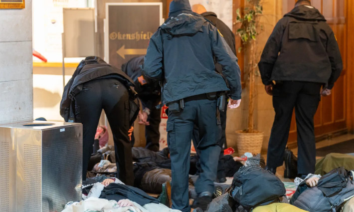 طلاب كورنيل يسدون الطريق بأجسادهم باحتجاج تضامني مع فلسطين