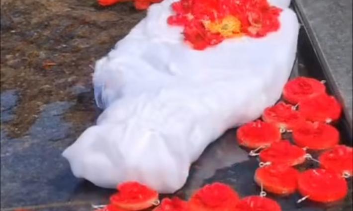 وضع ورود على شكل كفن تكريمًا لشهداء غزة الأطفال في أستراليا