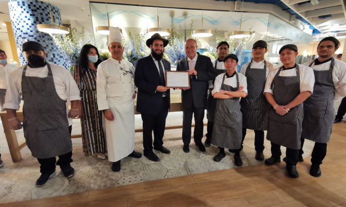 مطعم إماراتي يستقبل مشاركة صهاينة بحدث تكريمي_