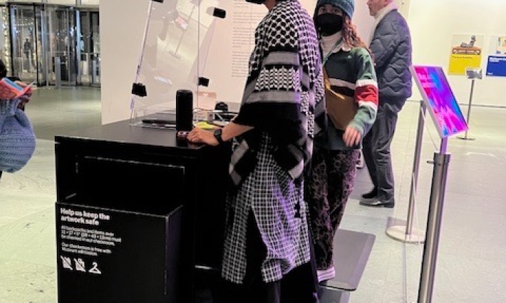 موظفة ترتدي كوفية في نيويورك