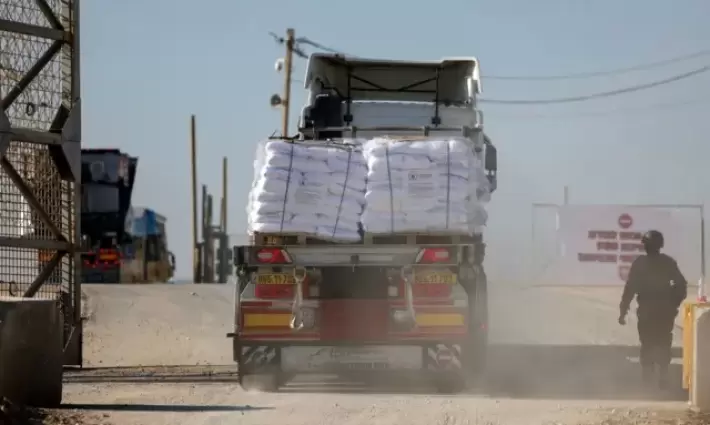 شاحنة تحمل المساعدات