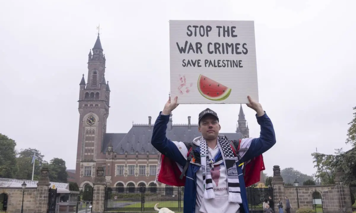 ناشط يرفع لافتة تضامنية