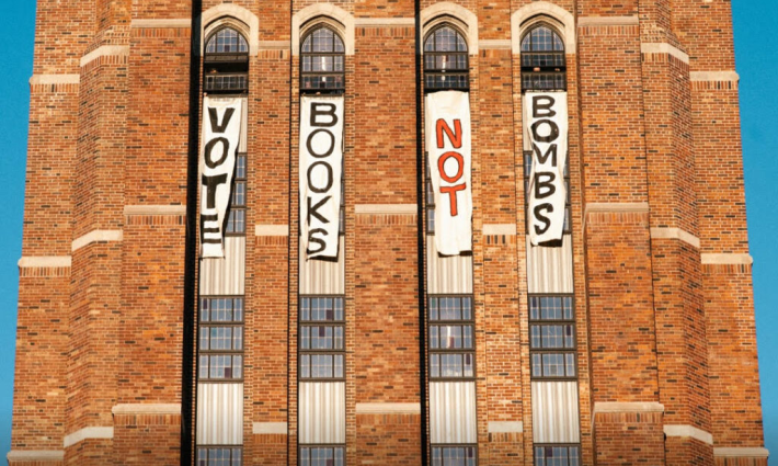 لافتة ضخمة تدعو للتصويت لصالح سحب الاستثمارات