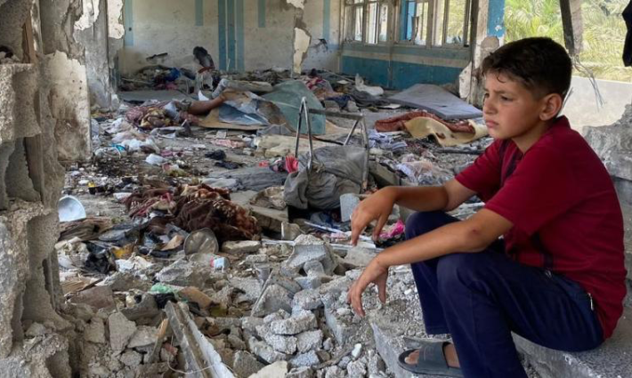 طفل من غزة بين ركام المنزل