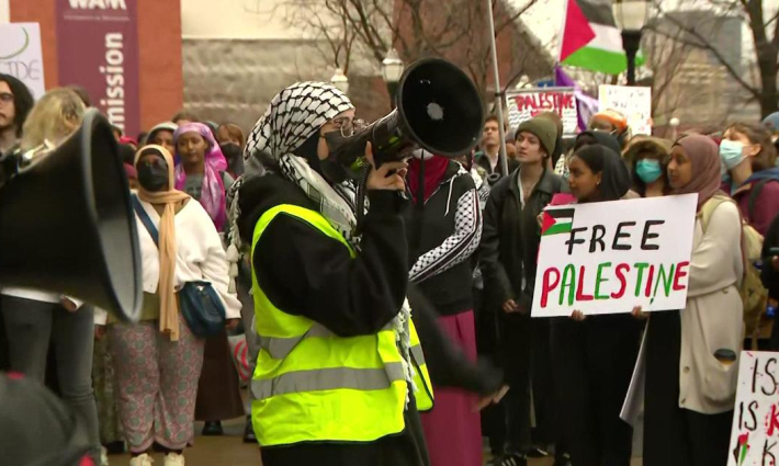 طالبة تهتف في وقفة داعمة لفلسطين