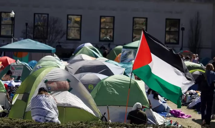 العلم الفلسطيني مرفوع في مخيم طلابي تضامني