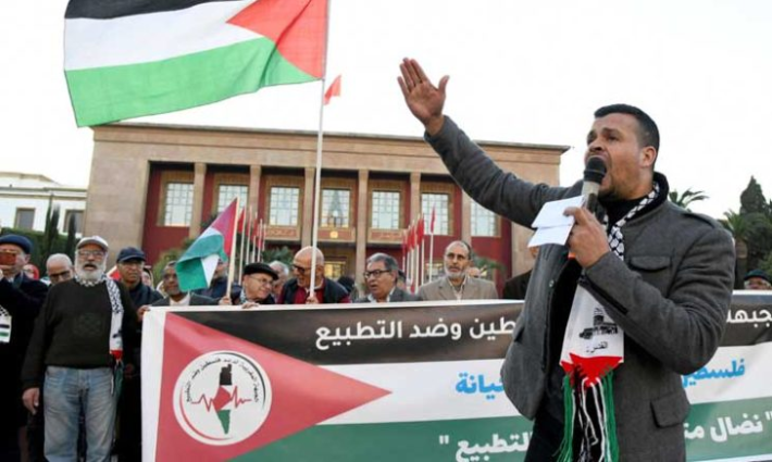 رجل يلقي كلمة في مظاهرة مغربية داعمة لفلسطين