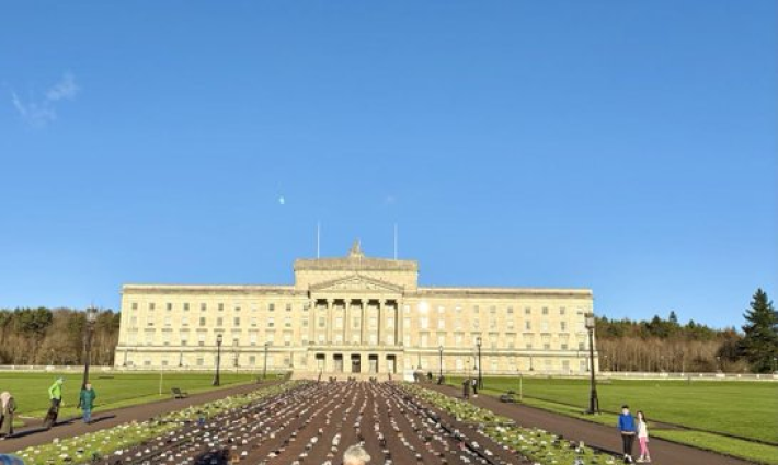 عرض أحذية الأطفال تكريمًا لأطفال غزة في أيرلندا