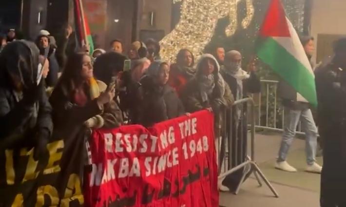 احتجاج أمام إقامة يوآف غالانت في فندق بارك لين بنيويورك