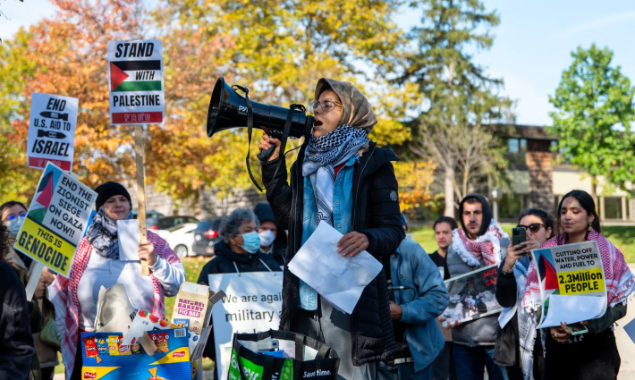 طالبة تهتف بحراك تضامني مع فلسطين