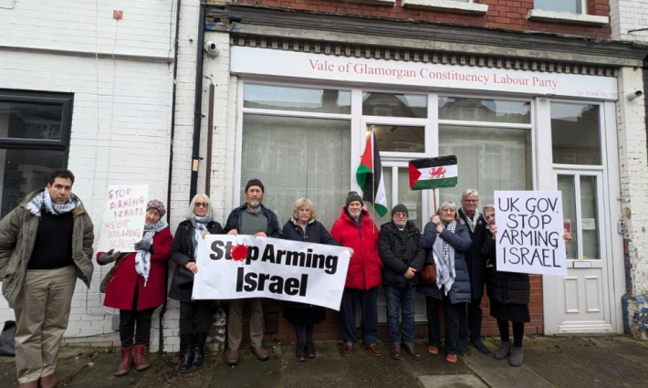 ناشطون يحملون لافتة داعمة لفلسطين