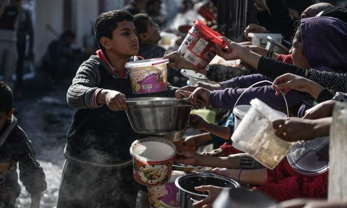 تهافت الناس في غزة للحصول على طعام