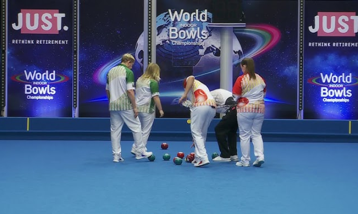 متنافسون بلعبة البولينغ المغلقة