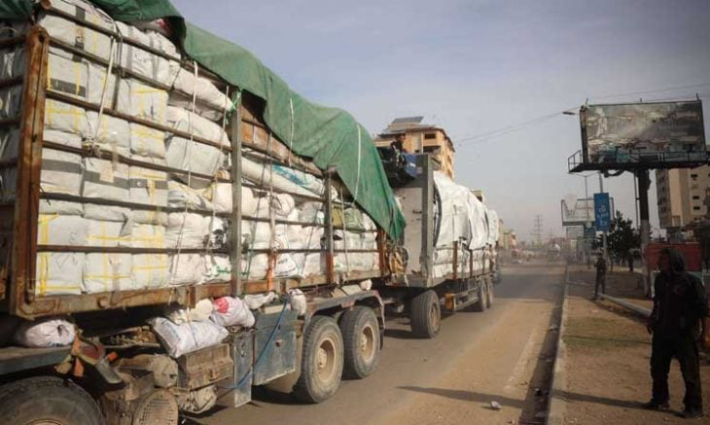 شاحنات تحمل المساعدات لأهل غزة