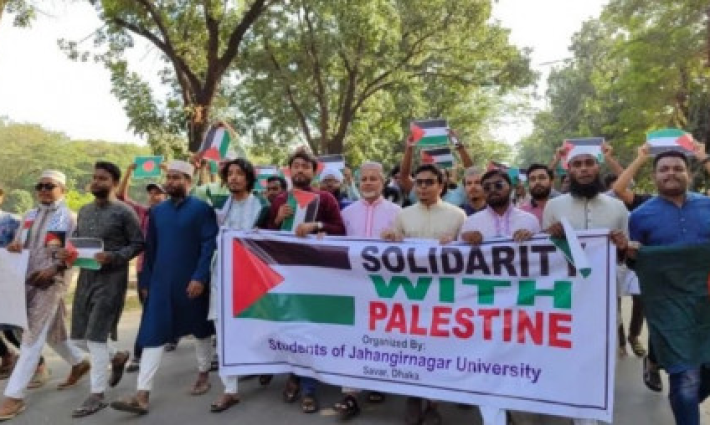 طلاب بنغلاديش في مظاهرة داعمة لفلسطين