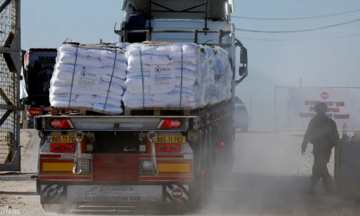 شاحنة تنقل مساعدات لغزة
