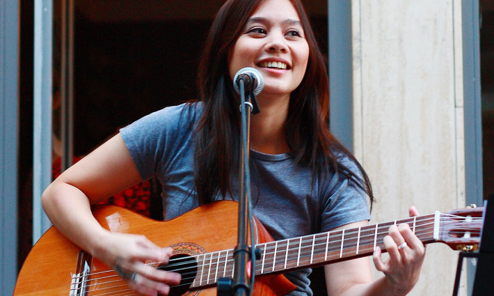 المغنية الفلبينية “كيتشي نادال”