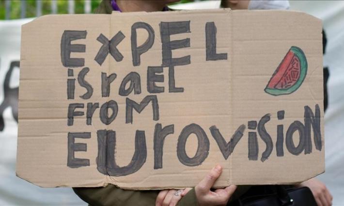 لافتة داعية لاستبعاد الاحتلال من مسابقة يوروفيجين