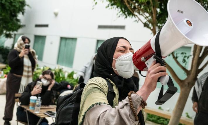 طالبة تهتف بحراك داعم لفلسطين