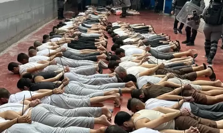 تكبيل الاحتلال للأسرى الفلسطينيين