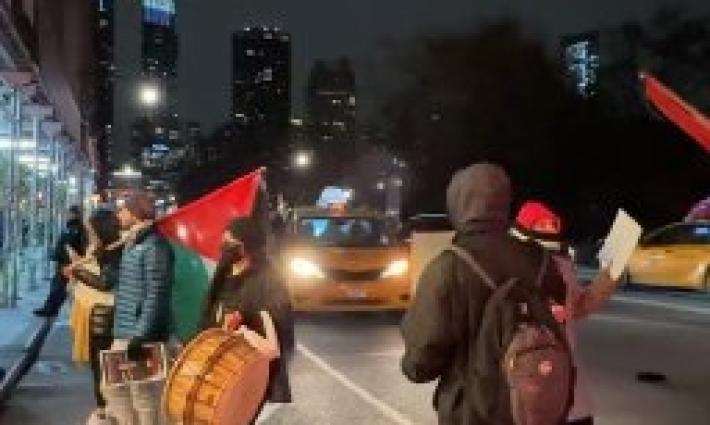 أنصار فلسطين يتظاهرون أمام الفندق الذي يقيم فيه غالانت بنيويويورك