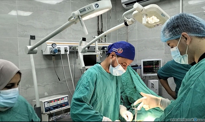 طبيب يجري عملية لجرحى غزة