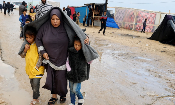 أم وأولادها النازحون في غزة متأثرون بالطقس البارد