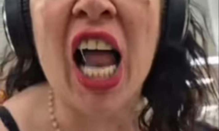 امرأة عنصرية تعجمت على مؤيدي فلسطين في أستراليا