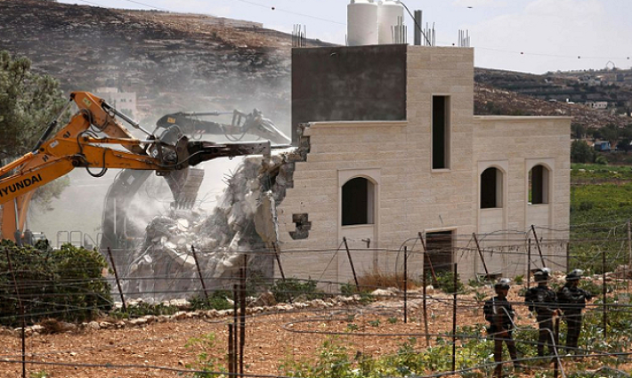 جرافة للاحتلال تهدم منزلًا