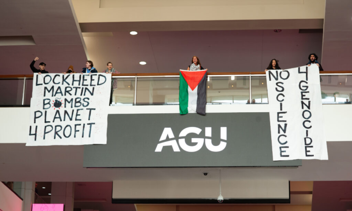 علم فلسطين ولافتات تضامنية في مبنى يستضيف مؤتمرًا أمريكيًا للمناخ