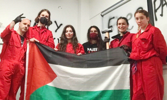 نشطاء حركة فلسطين يحملون علم فلسطين