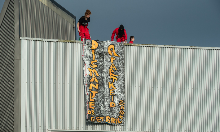 ناشطو حركة فلسطين أثناء استهدافهم مصنع تاليس للأسلحة
