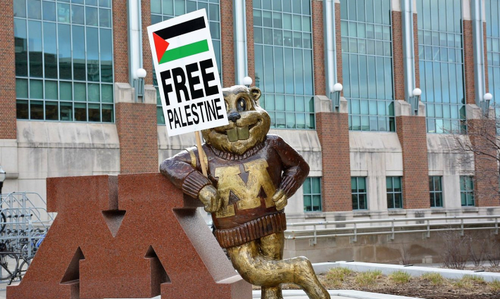 تمثال في جامعة مينيسوتا