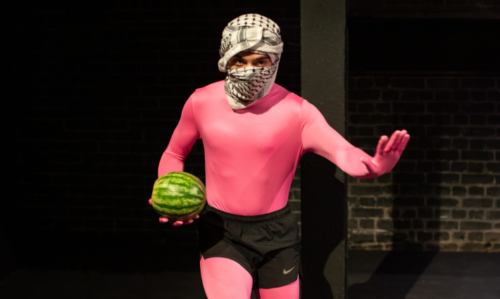 ممثل يؤدي عملًا داعمًا لفلسطين