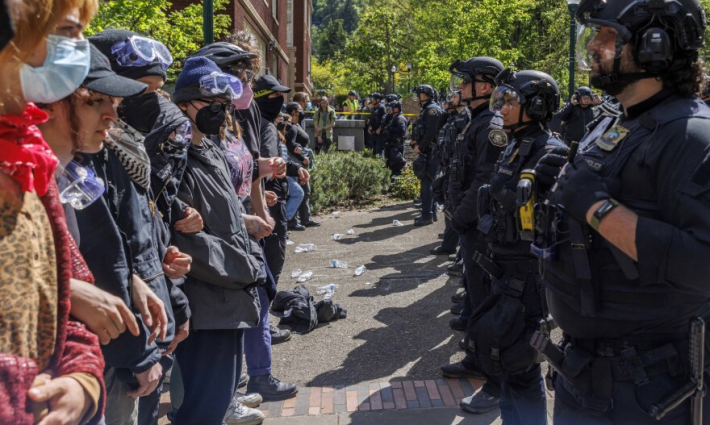 عناصر الشرطة بمواجهة الطلاب