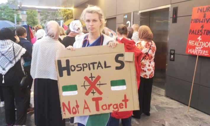 طبيبة بوقفة داعمة لأطباء غزة