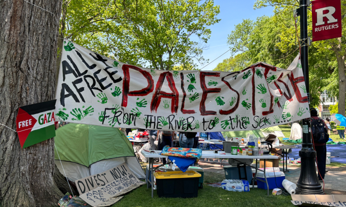 لافتة ومخيم داعمين لفلسطين