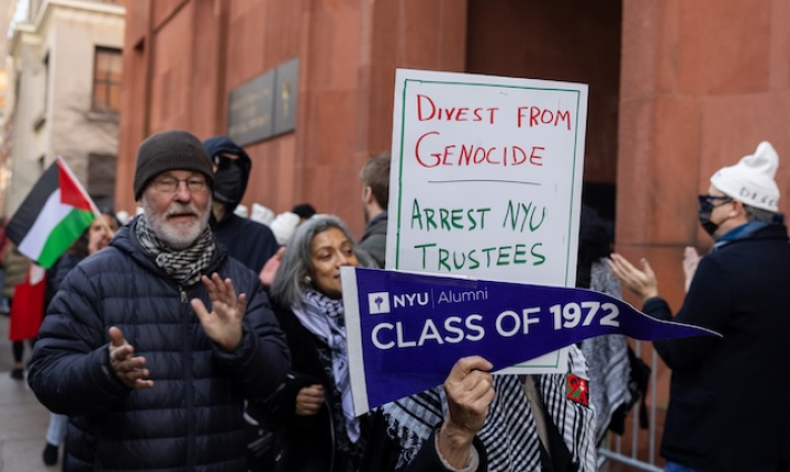 متظاهر مشارك بحراك تضامني مع الأكاديميين المعتقلين بسبب تضامنهم في جامعة نيويورك