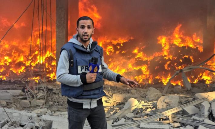 الصحفي الفلسطيني في قناة الجزيرة أنس الشريف أثناء تغطيته لآثار عدوان إسرائيلي في غزة
