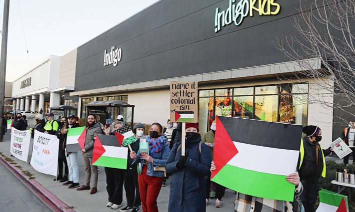 احتجاج داعم لفلسطين أمام متجر إنديغو الداعم للاحتلال