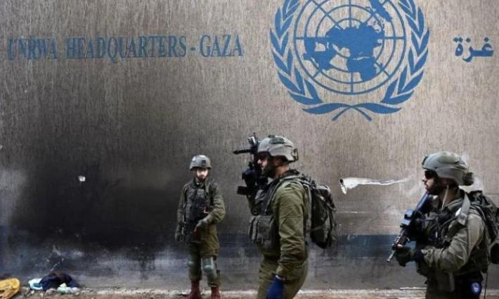 جنود الاحتلال أمام مركز للأونروا